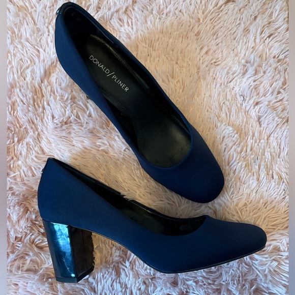 Donald J. Pliner Women's Navy Heels - Picture 5 of 8
